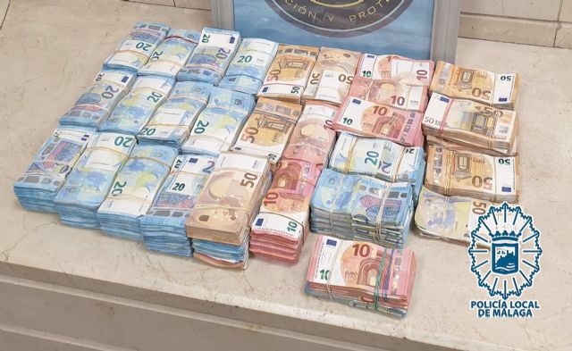 Dinero intervenido por agentes del GIP de la Policía Local de Málaga a un conductor en un coche Dinero intervenido por agentes del GIP de la Policía Local de Málaga a un conductor en un coche
