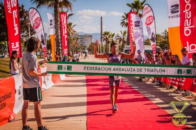 Un triatleta llega a la meta en Málaga, que este domingo celebra el V Acuatlón Un triatleta llega a la meta en Málaga, que este domingo celebra el V Acuatlón