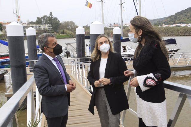 Visita de Marifrán Carazo al puerto de Sanlúcar del Guadiana, junto a su alcalde y la delegada de la Junta en Huelva, Bella Verano Visita de Marifrán Carazo al puerto de Sanlúcar del Guadiana, junto a su alcalde y la delegada de la Junta en Huelva, Bella Verano