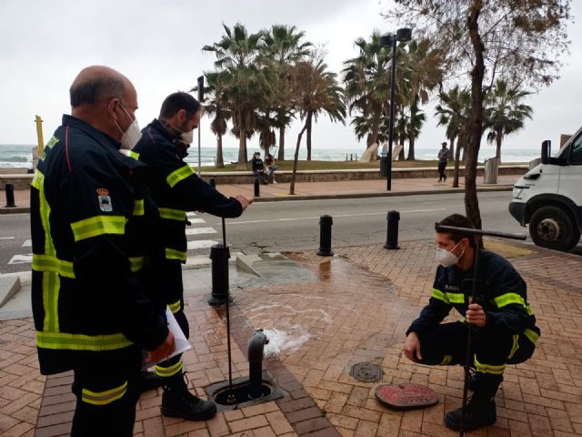 Bomberos de Fuengirola revisan la red de hidrantes Bomberos de Fuengirola revisan la red de hidrantes