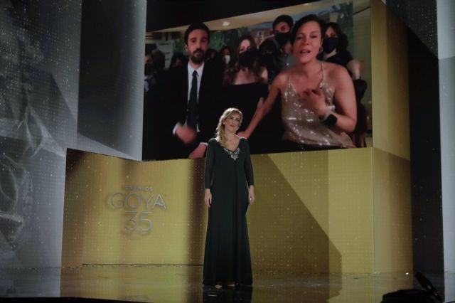 La enfermera Ana Ruiz entrega el galardón de Mejor Película a Las Niñas en los Goya 2021 en Madrid La enfermera Ana Ruiz entrega el galardón de Mejor Película a Las Niñas en los Goya 2021 en Madrid