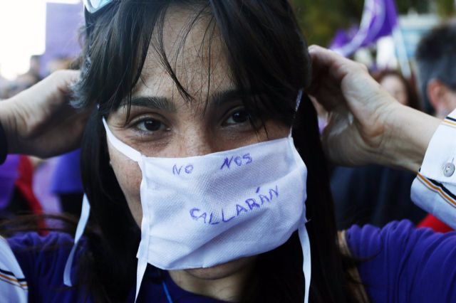 Una mujer se coloca una mascarilla en la que se lee No nos callarán durante la marcha por el Día Internacional de la Mujer en Málaga, (Andalucía, España), a 08 de marzo de 2020 Una mujer se coloca una mascarilla en la que se lee No nos callarán durante la marcha por el Día Internacional de la Mujer en Málaga, (Andalucía, España), a 08 de marzo de 2020