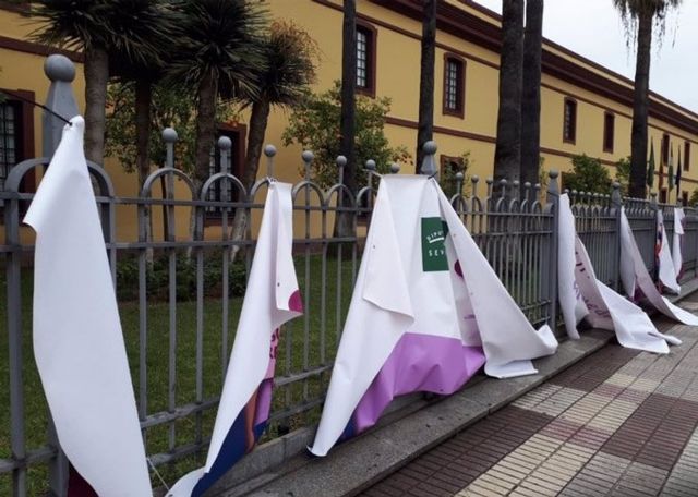 Así ha quedado la pancarta del 8M de la Diputación de Sevilla Así ha quedado la pancarta del 8M de la Diputación de Sevilla