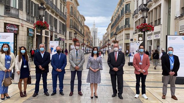 Una exposición fotográfica en calle Larios conmemora los aniversarios del Hospital General y del Materno de Málaga Una exposición fotográfica en calle Larios conmemora los aniversarios del Hospital General y del Materno de Málaga