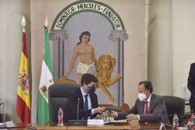 José María Román y Juan Marín firmando el convenio de turismo para la provincia José María Román y Juan Marín firmando el convenio de turismo para la provincia