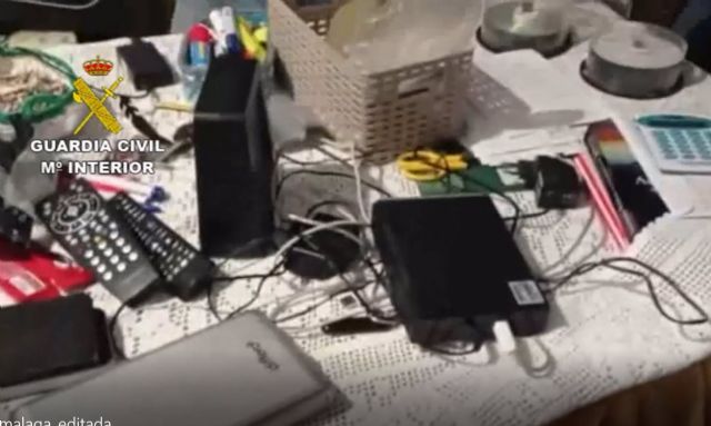 Material intervenido por agentes de la Guardia Civil a un hombre de 47 años con numerosos archivos con contenido de pornografía infantil Material intervenido por agentes de la Guardia Civil a un hombre de 47 años con numerosos archivos con contenido de pornografía infantil