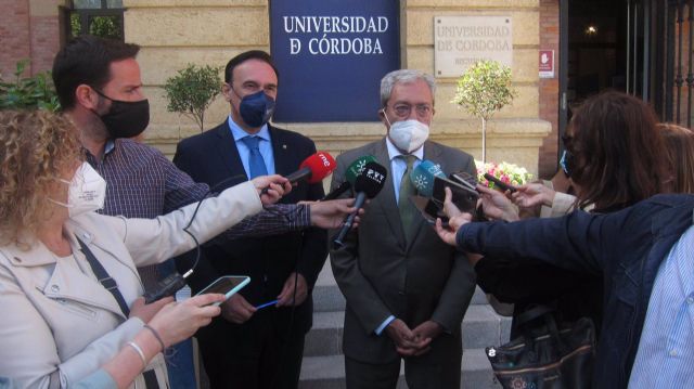 El consejero de Universidades de la Junta de Andalucía, Rogelio Velasco, y el presidente de la Conferencia de Rectores de las Universidades Españolas (CRUE) y rector de la Universidad de Córdoba, José Carlos Gómez Villamandos El consejero de Universidades de la Junta de Andalucía, Rogelio Velasco, y el presidente de la Conferencia de Rectores de las Universidades Españolas (CRUE) y rector de la Universidad de Córdoba, José Carlos Gómez Villamandos