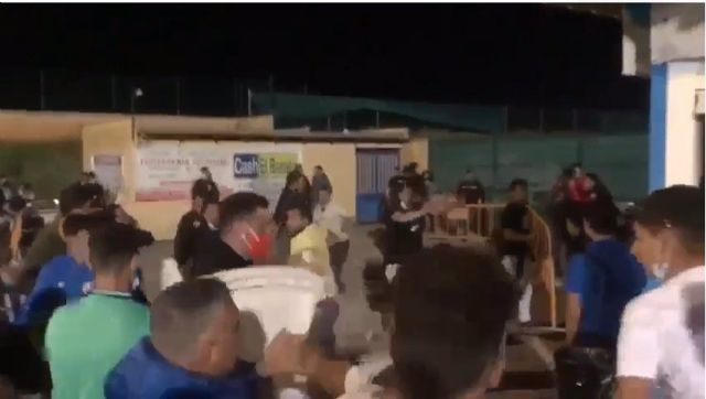 Captura de uno de los vídeos con imágenes de la pelea Captura de uno de los vídeos con imágenes de la pelea
