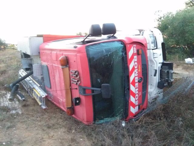 Imagen de archivo de un camión de bomberos accidentado en un siniestro anterior Imagen de archivo de un camión de bomberos accidentado en un siniestro anterior