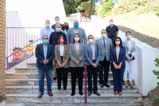 La delegada de Educación y Deporte, Mercedes García Paine, durante una visita, junto a su equipo de la Delegación de Educación de Málaga, al IES Valle del Sol de Álora (Málaga) La delegada de Educación y Deporte, Mercedes García Paine, durante una visita, junto a su equipo de la Delegación de Educación de Málaga, al IES Valle del Sol de Álora (Málaga)
