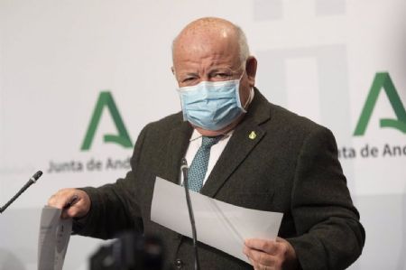 El Consejo de Gobierno de la Junta de Andalucía ha aprobado este martes el Plan de Alta Frecuentación que se pondrá en marcha en los centros sanitarios para abordar de manera coordinada los incrementos habituales de la demanda asistencial urgente durante los meses de invierno, que en esta ocasión se puede ver incrementada por la posible confluencia entre el coronavirus SARS-CoV2 y el virus de la gripe. Según ha explicado en rueda de prensa el consejero de Salud y Familias, Jesús Aguirre, el obj