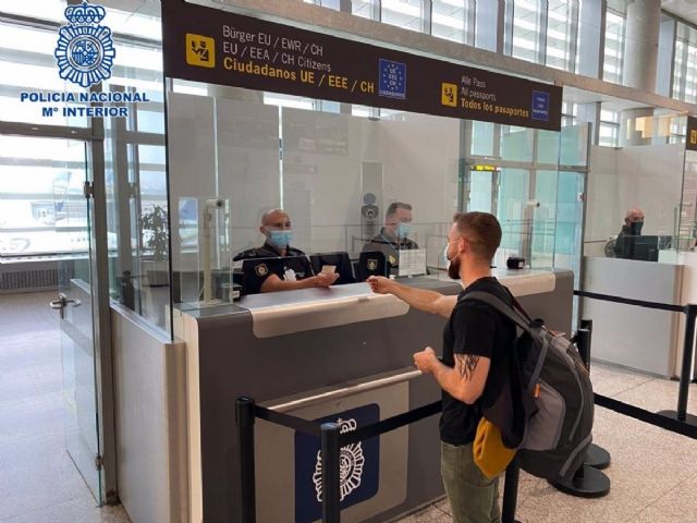Agentes de la Policía Nacional en el aeropuerto de Málaga-Costa del Sol