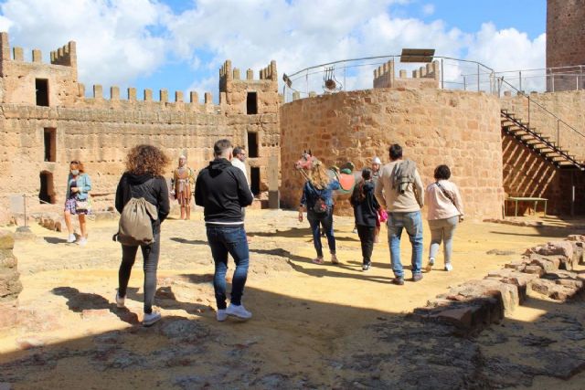 Turistas en el Castillo de Baños de la Encina