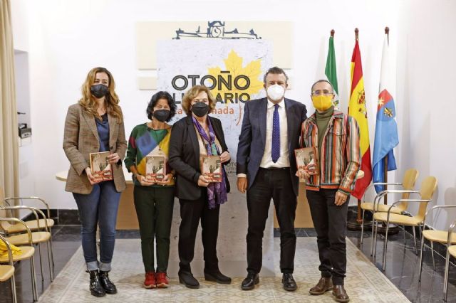 El alcalde de La Rinconada, Javier Fernández, acompañado de los autores de Al Amparo del feminismo, Amparo Rubiales y Octavio Salazar
