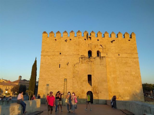 Turistas en el Puente Romano, ante a la Torre de la Calahorra