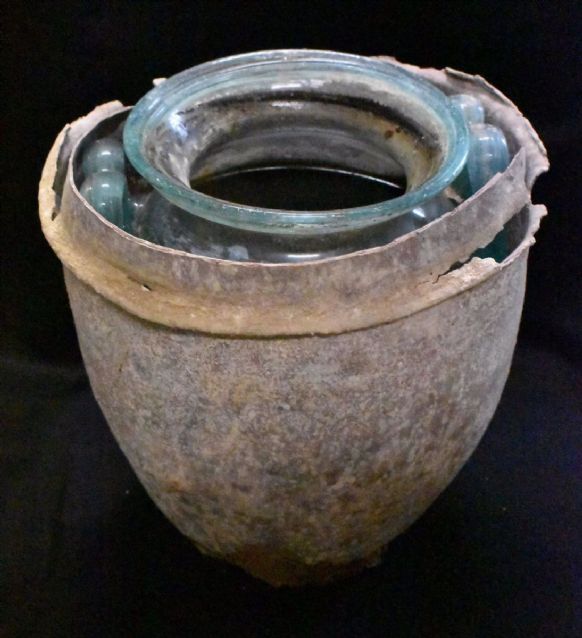 Urna funeraria recuperada del mausoleo subterráneo de Carmona