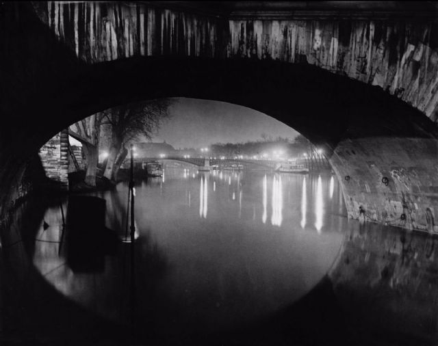 Brassaï (1899-1984). La pasarela de Solférino vista a través del Pont Royal. París, 1931