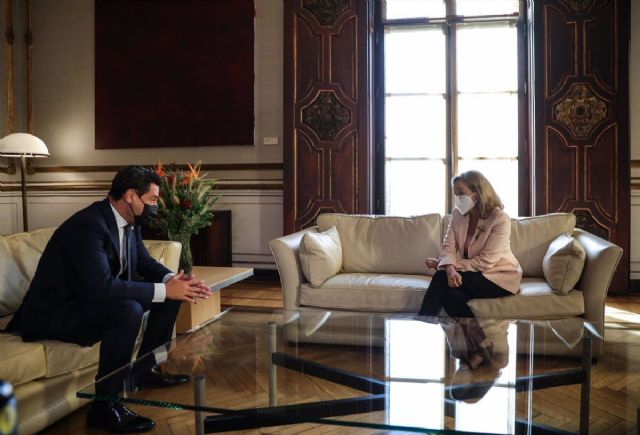 El presidente de la Junta de Andalucía, Juanma Moreno, se reúne con la vicepresidenta primera del Gobierno y ministra de Asuntos Económicos y Transformación Digital, Nadia Calviño