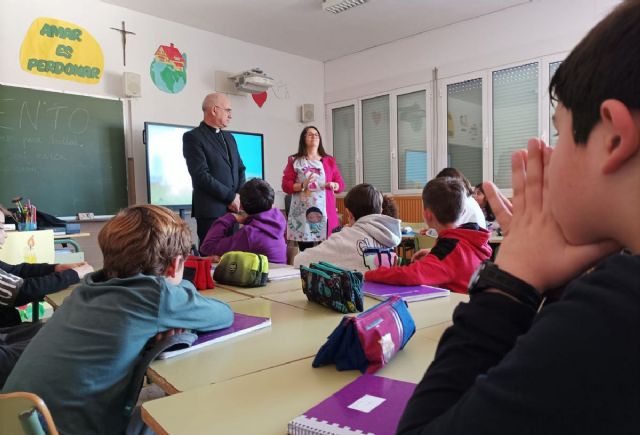 Visita del obispo auxiliar de Valencia a uno de los colegios de Utiel