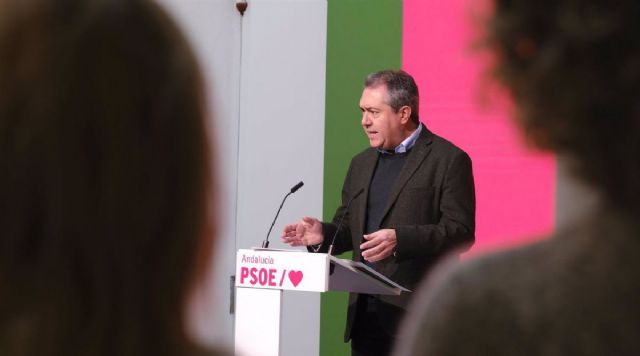 El secretario general del PSOE-A, Juan Espadas, en rueda de prensa este lunes en Sevilla