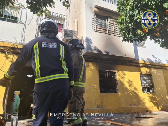 Bomberos actúan en un incendio en la calle Mejillón, en el barrio de San Jerónimo
