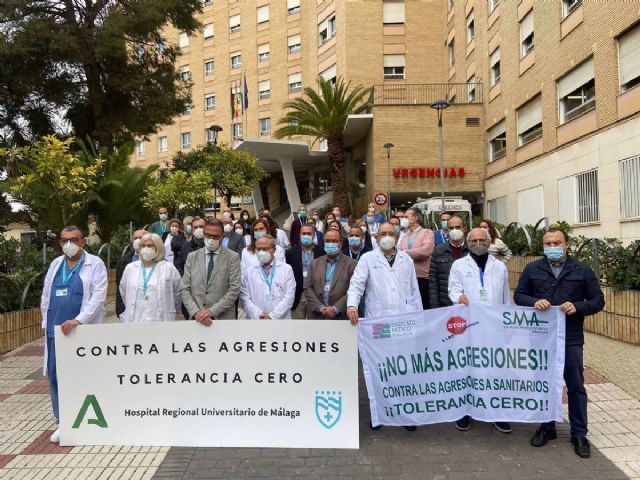 Concentración en el Hospital Regional de Málaga contra las agresiones a sanitarios