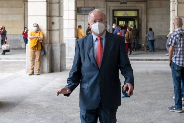 El exconsejero de Empleo de la Junta de Andalucía Antonio Fernández llegando a la Audiencia para el juicio de Acyco - Eduardo Briones - Europa Press