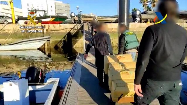 Incautados 2.780 kilos de hachís alijados en la costa de Ayamonte (Huelva) en una operación con 17 detenidos