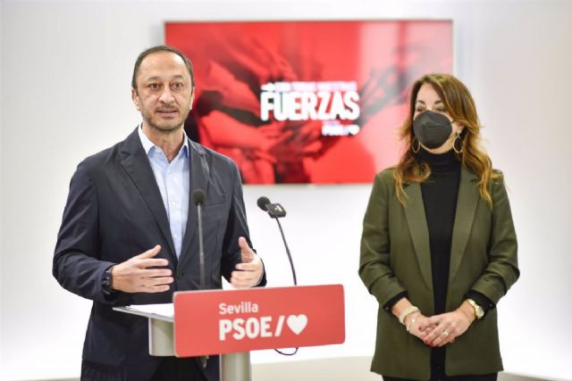 El secretario de Política Municipal del PSOE, Alfonso Rodríguez Gómez de Celis, en rueda de prensa en Sevilla