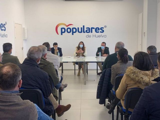 La secretaria general del PP-A, Loles López, en un encuentro con colectivos agrícolas en Huelva