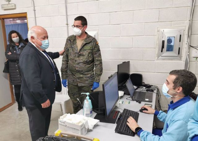 El consejero de Salud, Jesús Aguirre, en una imagen de 13 de enero en su visita el dispositivo de vacunación del Palacio de los Juegos Mediterráneos en Almería