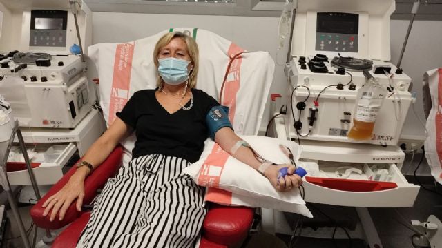 Una usuaria dona plasma en las instalaciones del Banco de Sangre y Tejidos de Aragón