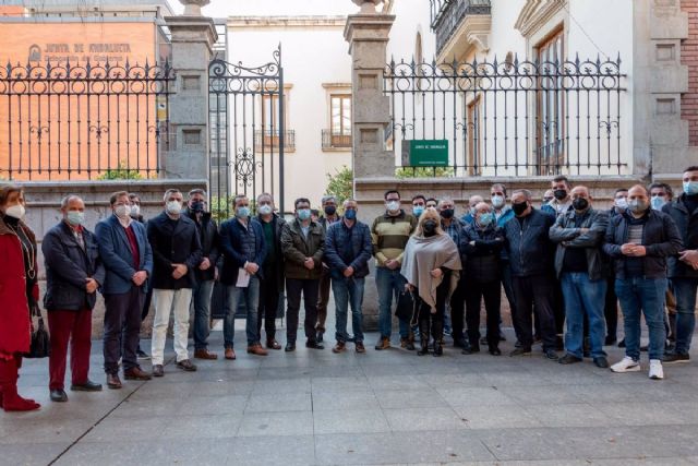 Alcaldes y concejales socialistas de Almería se concentra frente a la sede de la Junta