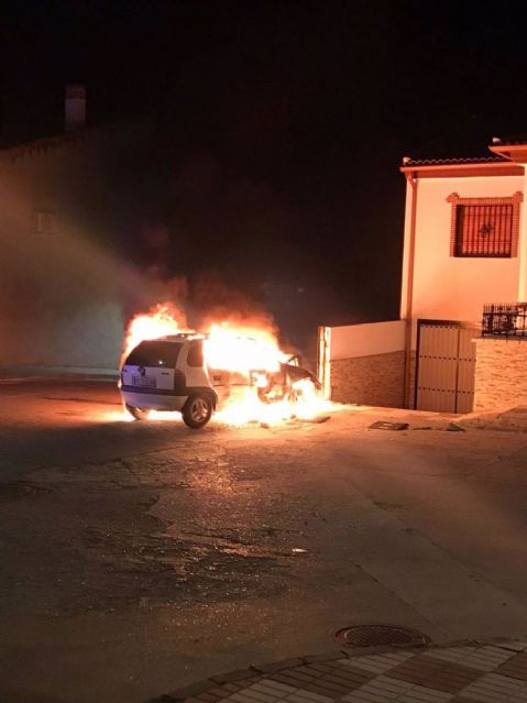 Coche en llamas tras un accidente en Moraleda de Zafayona (Granada)