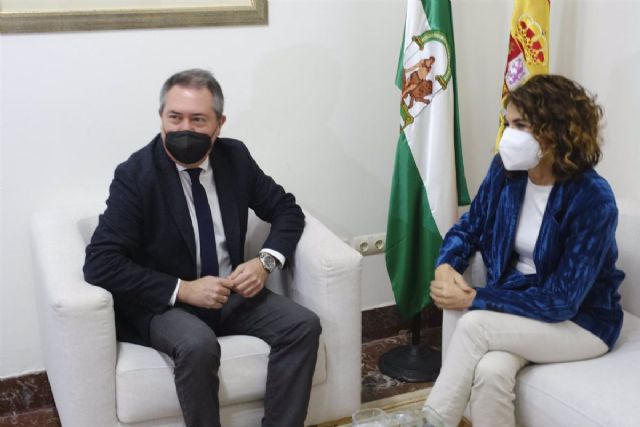 El secretario general del PSOE-A, Juan Espadas, y la ministra de Hacienda, María Jesús Montero, reunidos este viernes en Sevilla