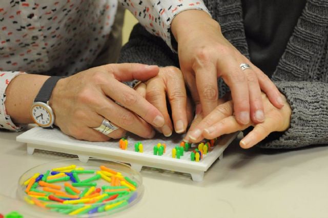 La ONCE crea la figura del promotor de braille para adultos