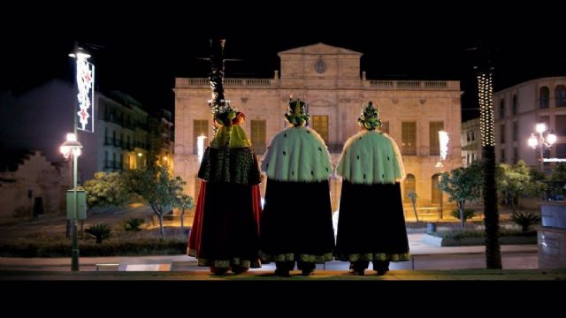 Los Reyes Magos frente al Ayuntamiento de Linares