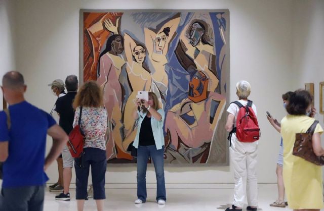 Varios turistas llenan una de las salas del Museo Picasso y disfrutan de las obras de arte del artista malagueño - Álex Zea - Europa Press