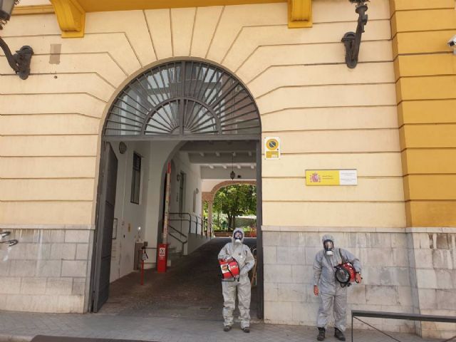 Miembros de la AGCS aplicando ozono en la Subdelegación de Defensa en Granada