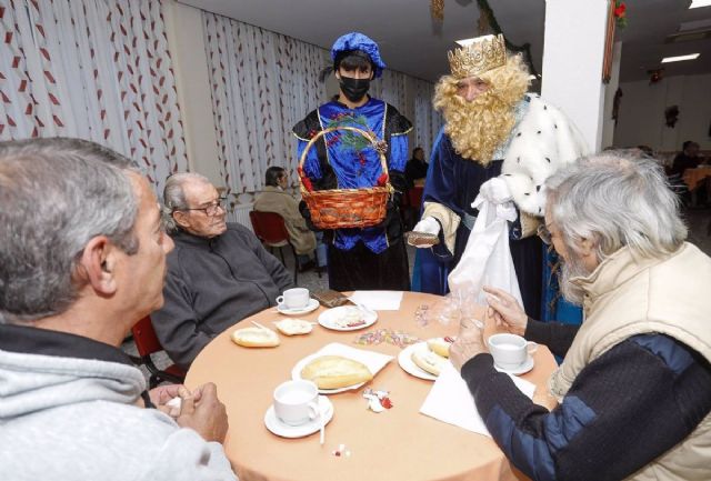 Los Reyes Magos visitan los centros de mayores de Huelva
