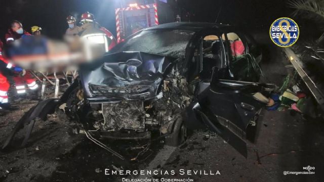 Estado en el que ha quedado uno de los vehículos implicados en el choque frontal en la carretera A-8006 que une San Jerónimo con La Algaba