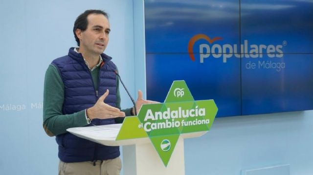 El portavoz de Educación del Partido Popular andaluz en el Parlamento, Miguel Ángel Ruiz, en rueda de prensa