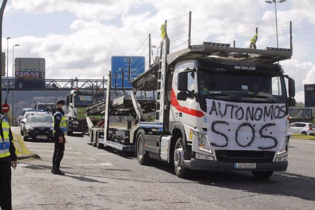 Agentes ante un camión en una de las protestas - Javier Vázquez - Europa Press