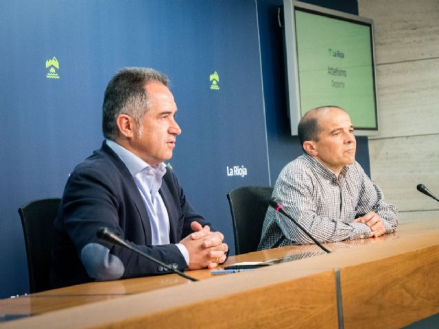 El director general de Deporte, Eloy Madorrán, y el presidente de la Federación Riojana de Atletismo, Carlos Mir