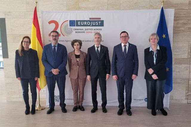 El ministro del Interior, Grande-Marlaska, durante su visita a la sede de Eurojust