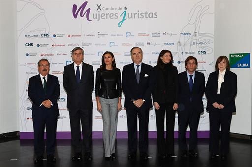 Foto de familia en el acto de inauguració de la X Cumbre de Mujeres Juristas, presidido por S.M. la Reina Leticia y en el que ha intervenido la ministra de Justicia, Pilar Llop