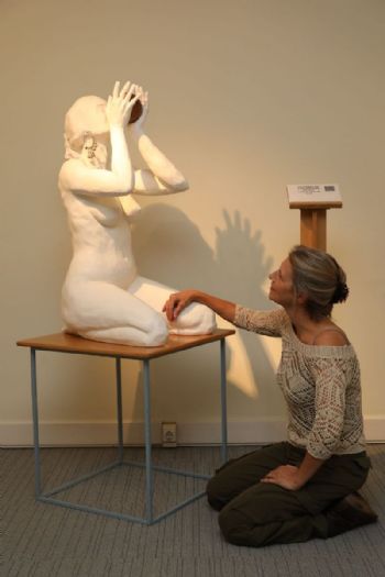 Muche, junto a la escultura Placeres de los sentidos, en el Museo Tiflológico