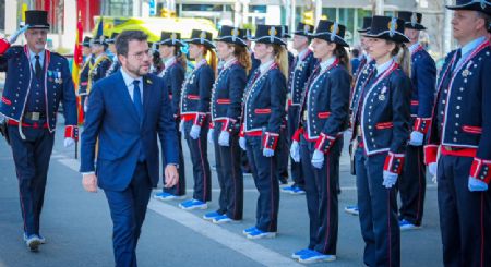 El president, passant evista a la formació de Guàrdia dHonor del cos de Mossos dEsquadra (foto: Jordi Bedmar)