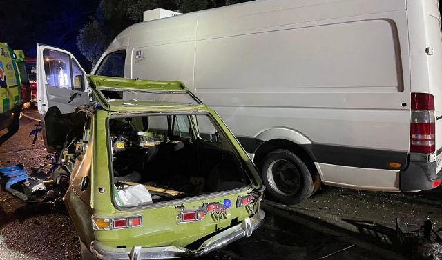 Choque frontal entre un turismo y una furgoneta en la N-433 en Aracena