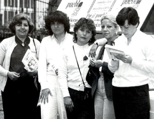 Marina Torres y Pepi Romero en las esquinas derecha e izquierda respectivamente, en la campaña electoral de 1983